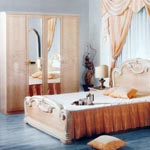 Набор мебели для спальни Наташа, комплектация с 4-х дверным шкафом. Набор включает в себя: кровать, шкаф 4-х дверный с 2-мя зеркалами, комод, зеркало, тумбочки -2шт.